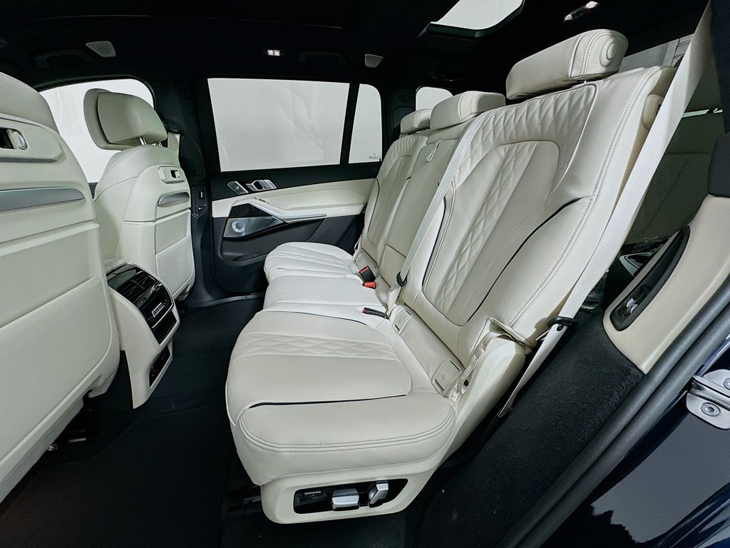 Thumbnail: 2026 BMW X7 - 17