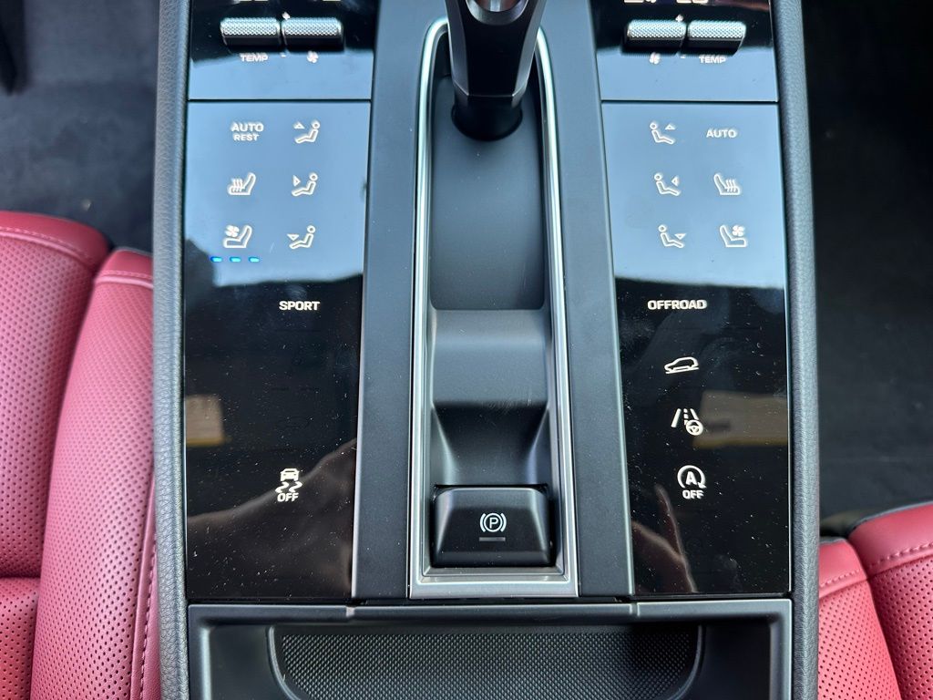 Thumbnail: 2026 Porsche Macan - 26