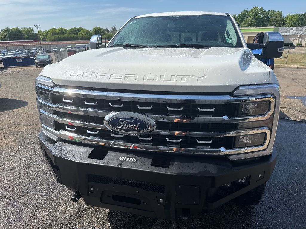 2025 Star White Metallic Tri-Coat Ford Super Duty F-350 SRW Lariat 4X4 Truck