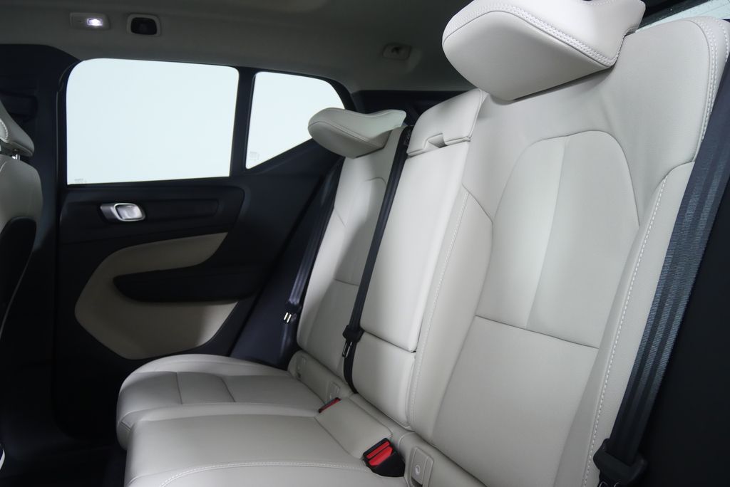 Thumbnail: 2025 Volvo XC40 - 14