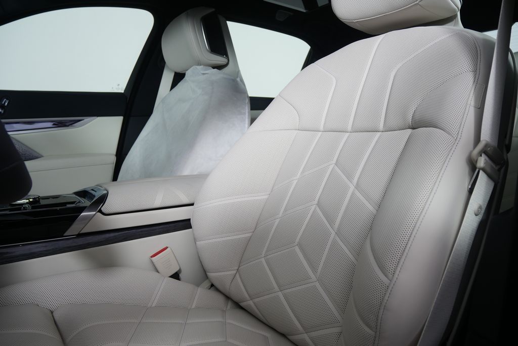 Thumbnail: 2026 BMW 7 Series - 11