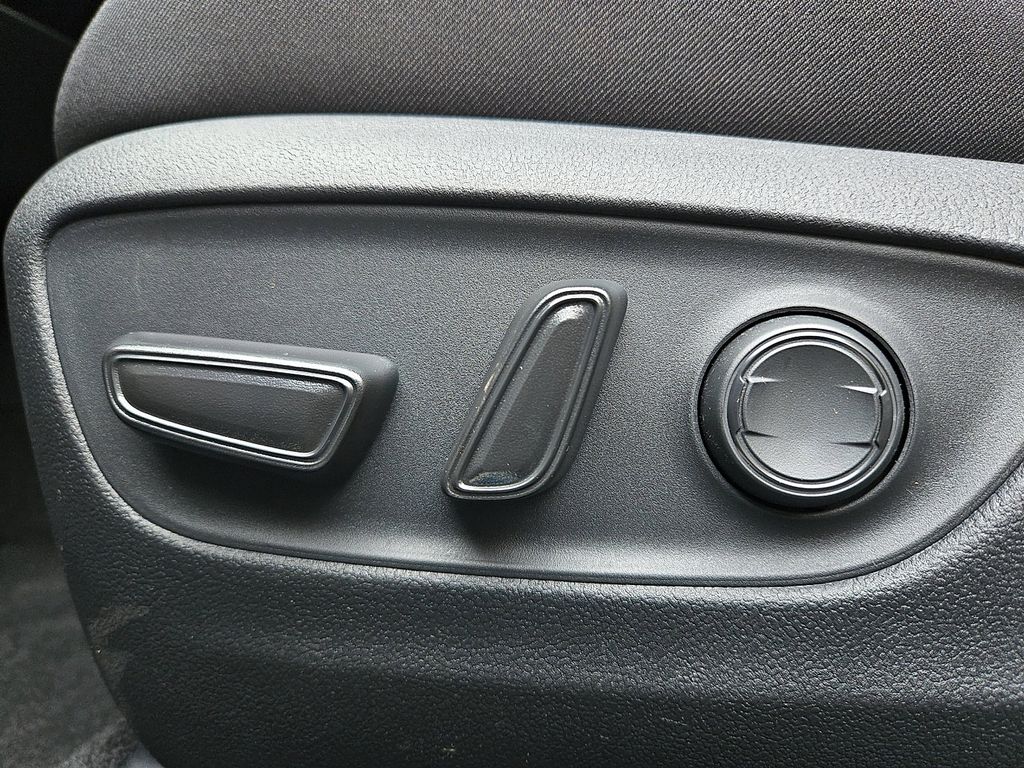 Thumbnail: 2025 Toyota RAV4 - 17