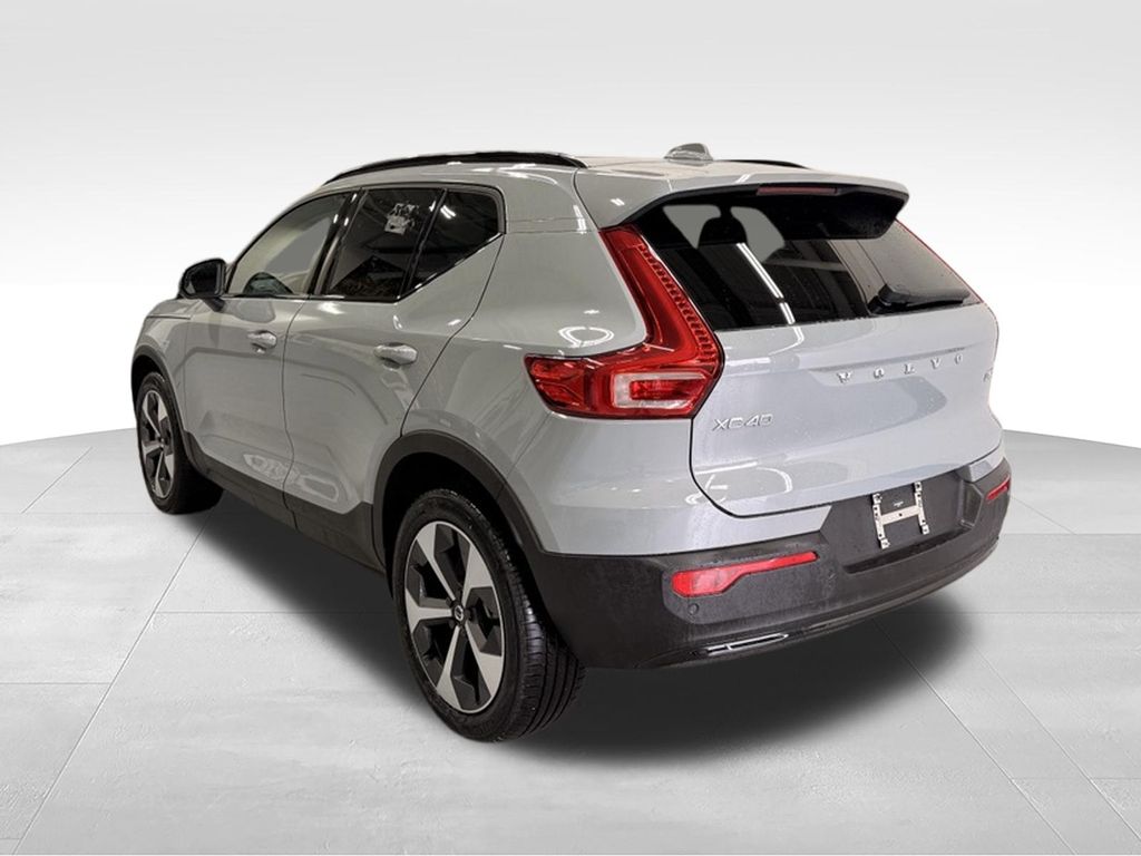 Thumbnail: 2026 Volvo XC40 - 3