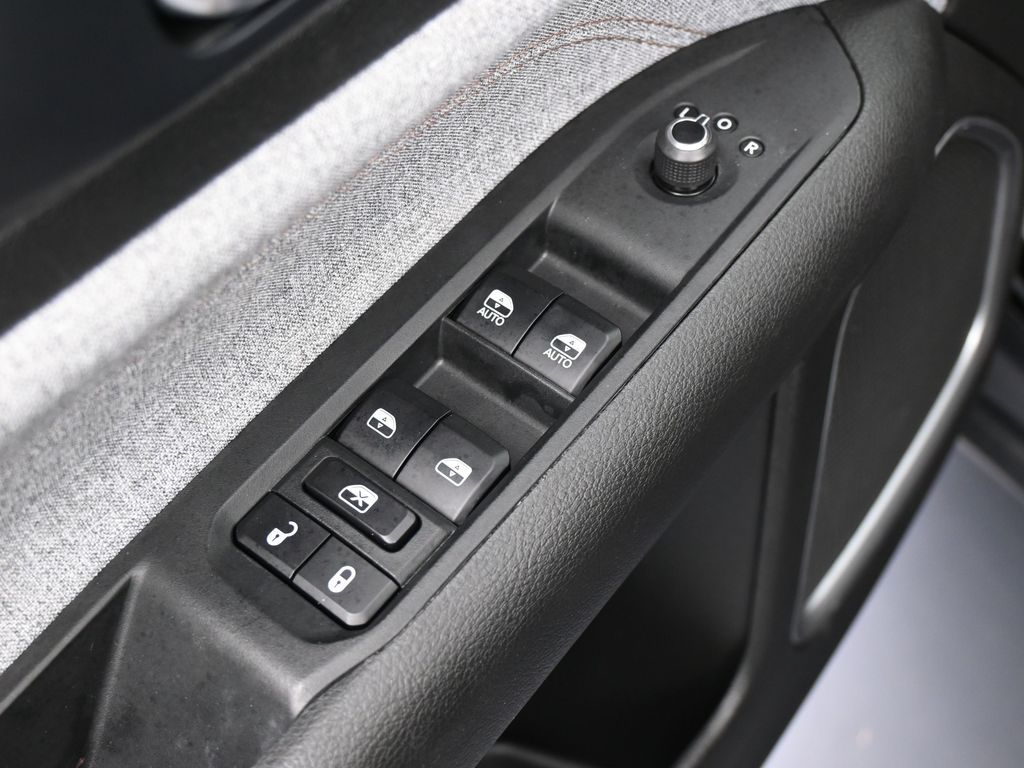 Used 2024 Diamond Black Crystal Pearlcoat Jeep Latitude Lux image 14