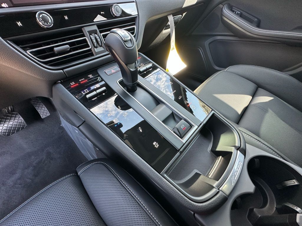 Thumbnail: 2026 Porsche Macan - 29