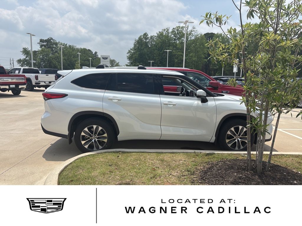 White (Wind Chill Pearl) 2022 Toyota Highlander XLE FWD SUV / Crossover Front-Wheel Drive 8-Speed Automatic
