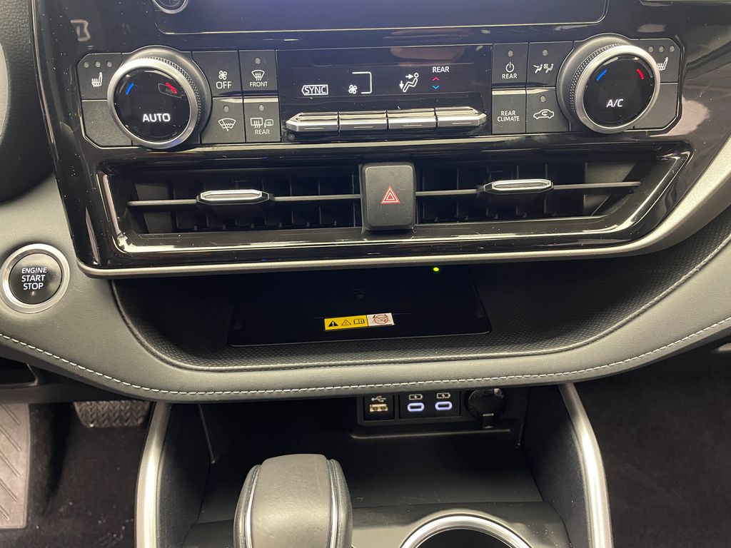 2024 Toyota Highlander XLE 27