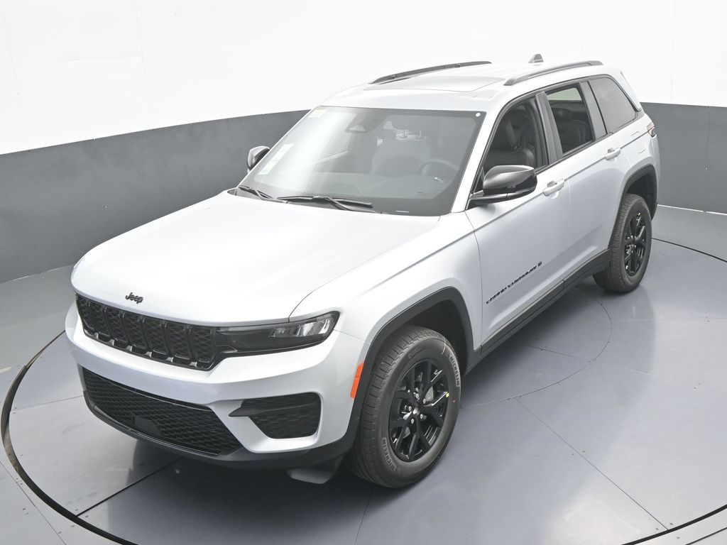 New 2025 Silver Zynith Jeep Laredo image 40