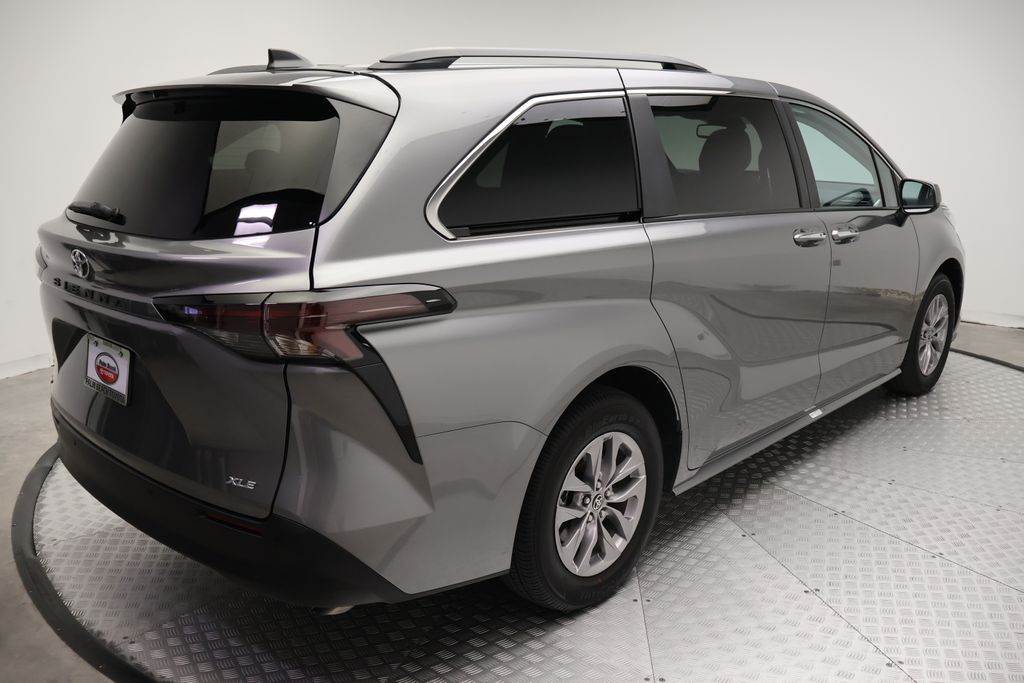 Thumbnail: 2026 Toyota Sienna - 8