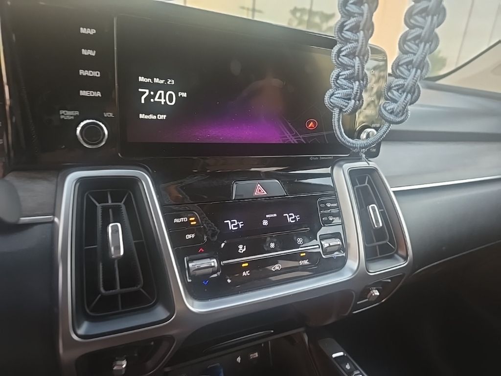 Thumbnail: 2023 Kia Sorento - 16