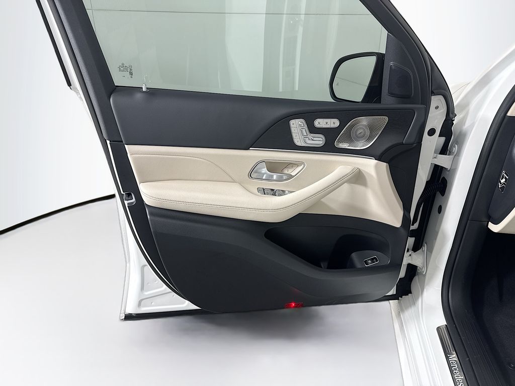 Thumbnail: 2026 Mercedes-Benz GLE - 26