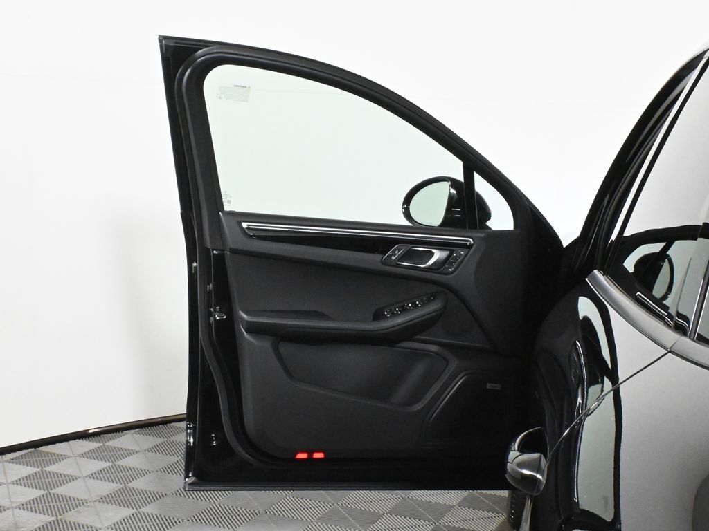 Thumbnail: 2024 Porsche Macan - 31