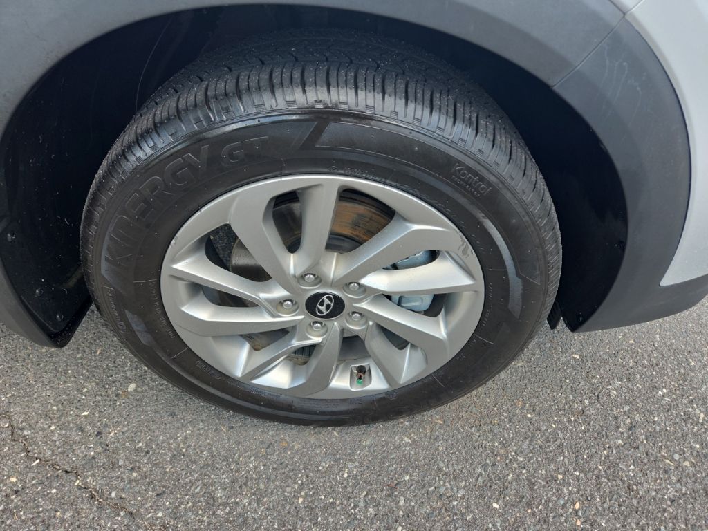 Used 2017 Silver Hyundai SE Plus image 9