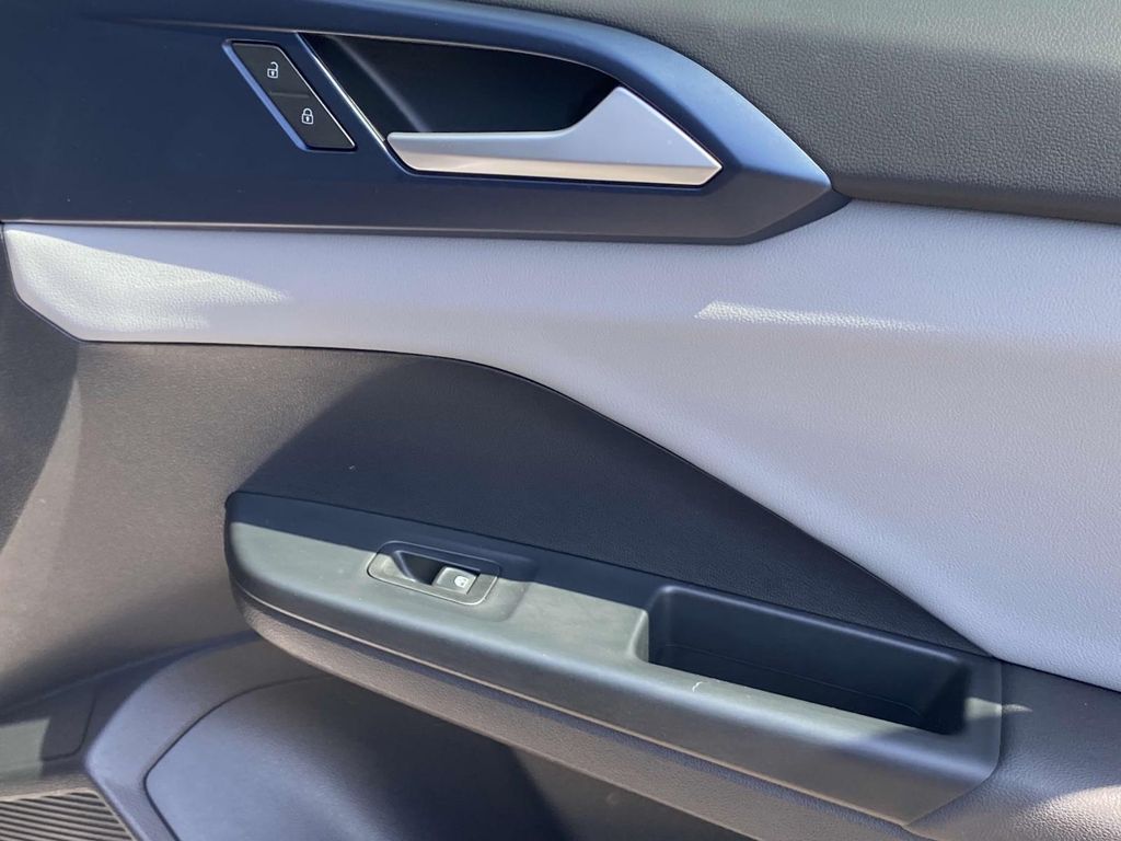 2022 Volkswagen Taos SE 12