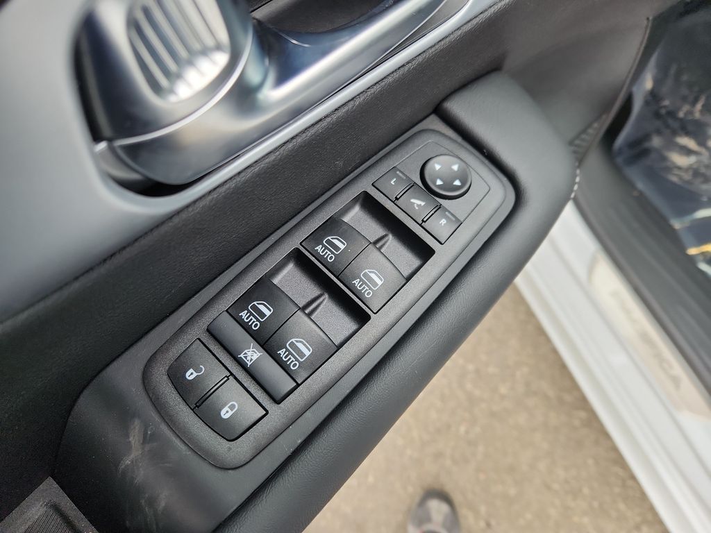 2026 Chrysler Pacifica Limited - Photo 11