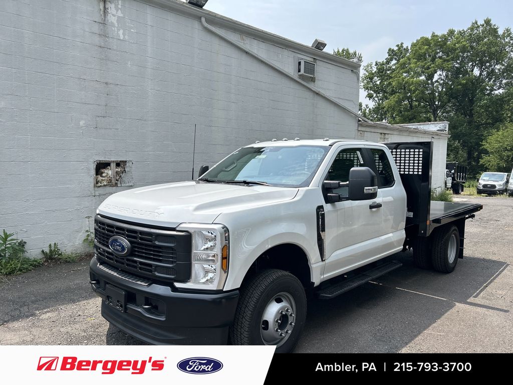 Oxford White 2025 Ford F-350 Super Duty Chassis XL SuperCab DRW 4WD Pickup Truck Four-Wheel Drive Automatic