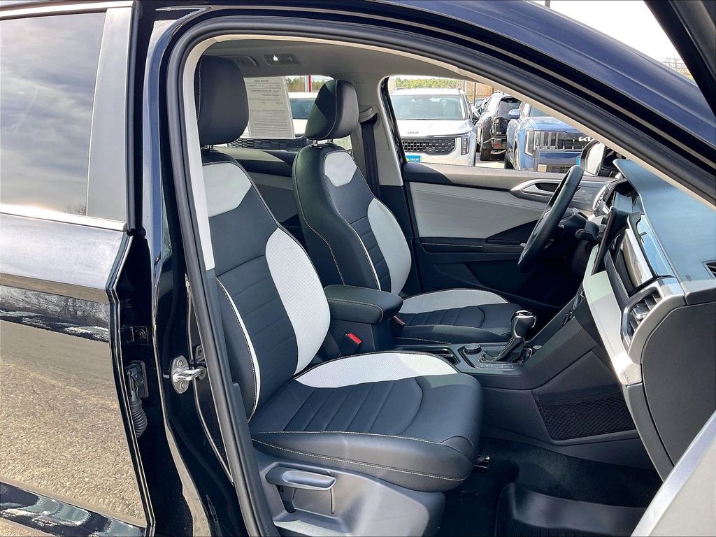 2025 Volkswagen Taos — photo 10