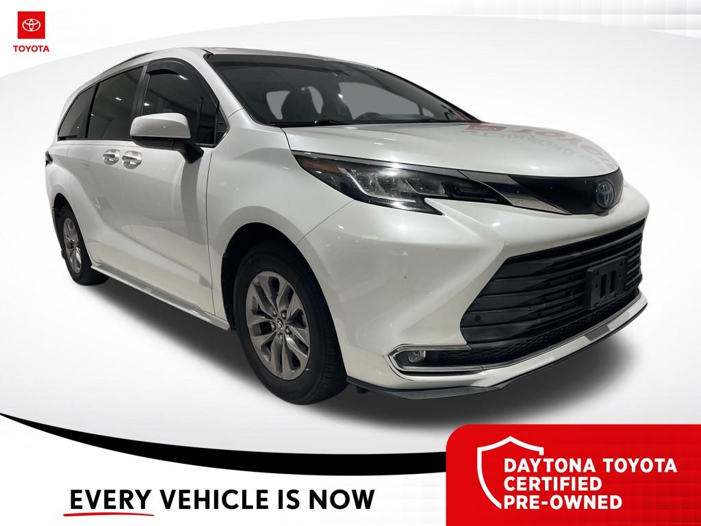 2022 Toyota Sienna XLE 8-Passenger Hybrid FWD's photo