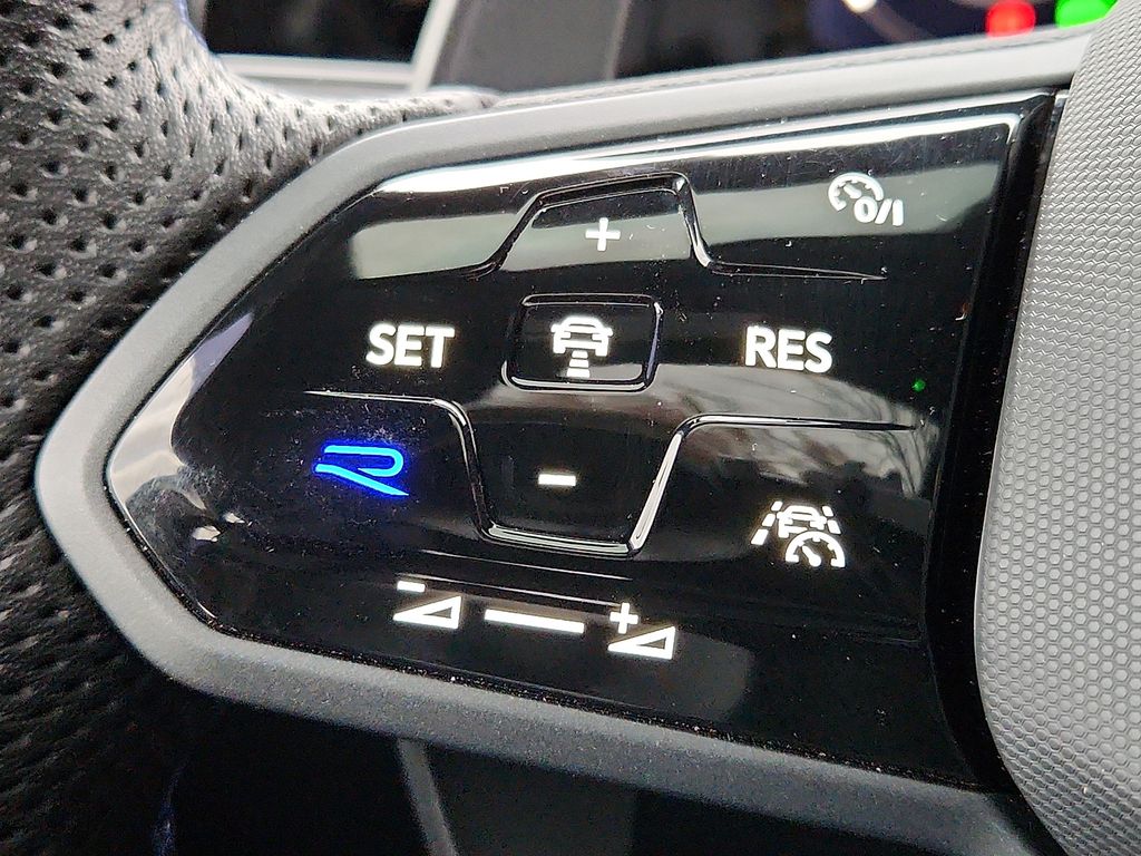 Thumbnail: 2024 Volkswagen Golf - 23