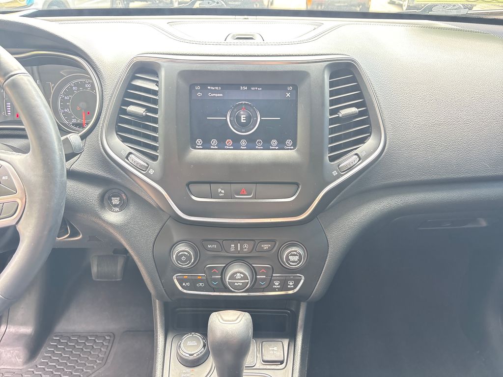 Used 2019 Silver Jeep Latitude Plus image 23