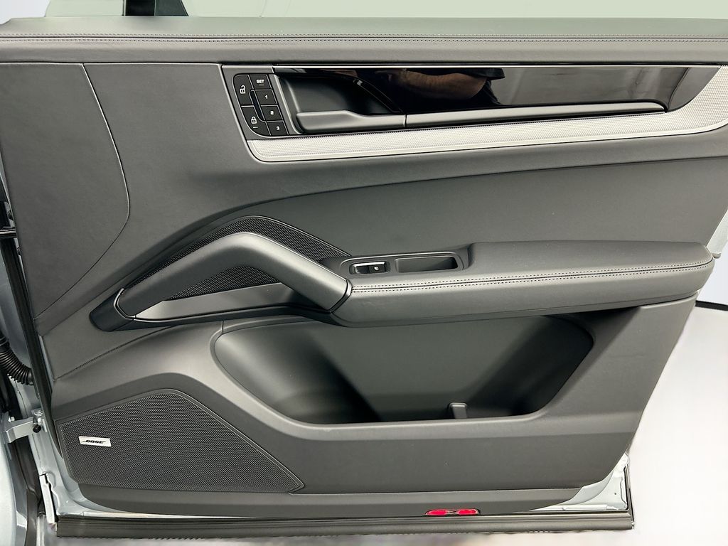 Thumbnail: 2026 Porsche Cayenne - 26