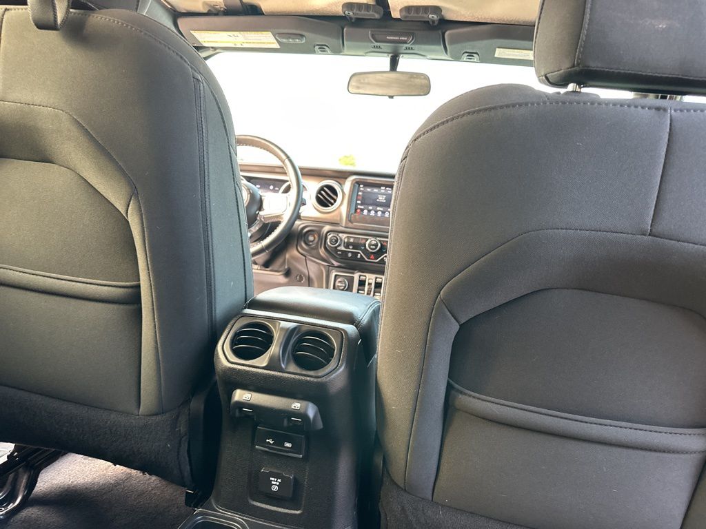 2018 Jeep Wrangler Unlimited Sahara 32