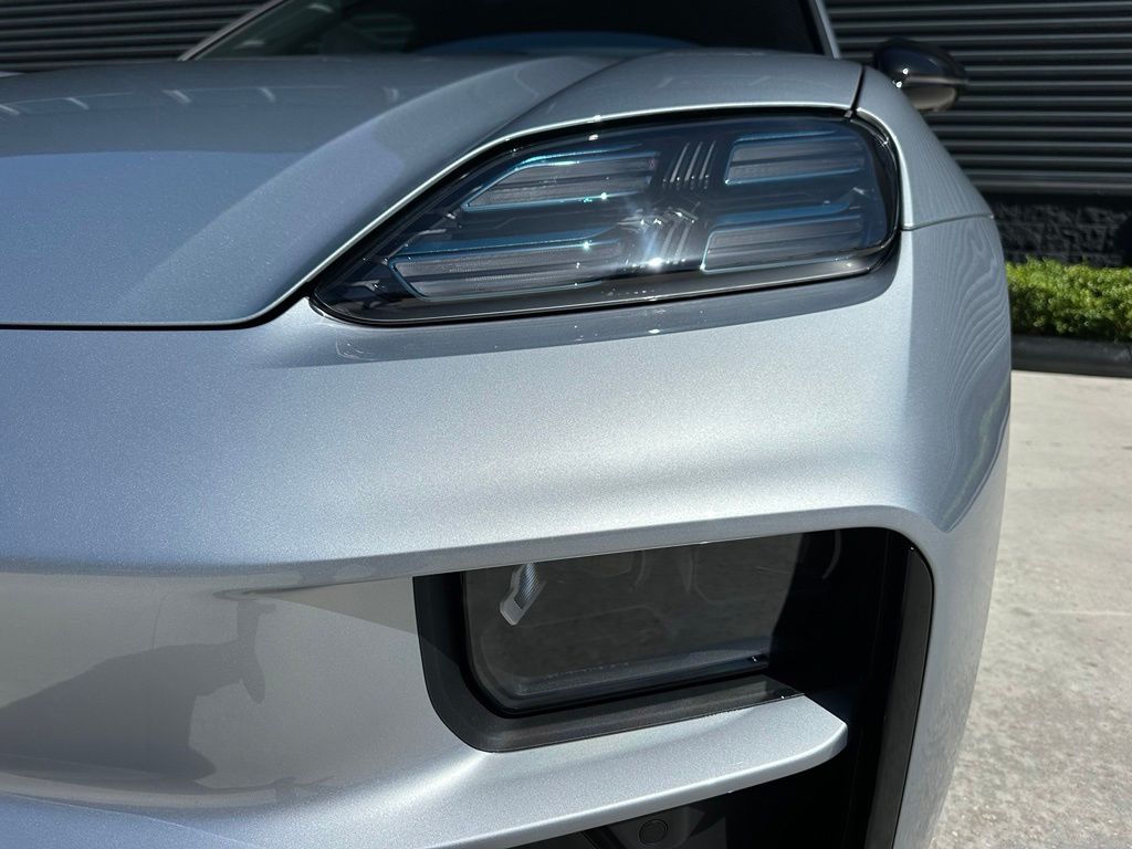 Thumbnail: 2026 Porsche Macan - 9
