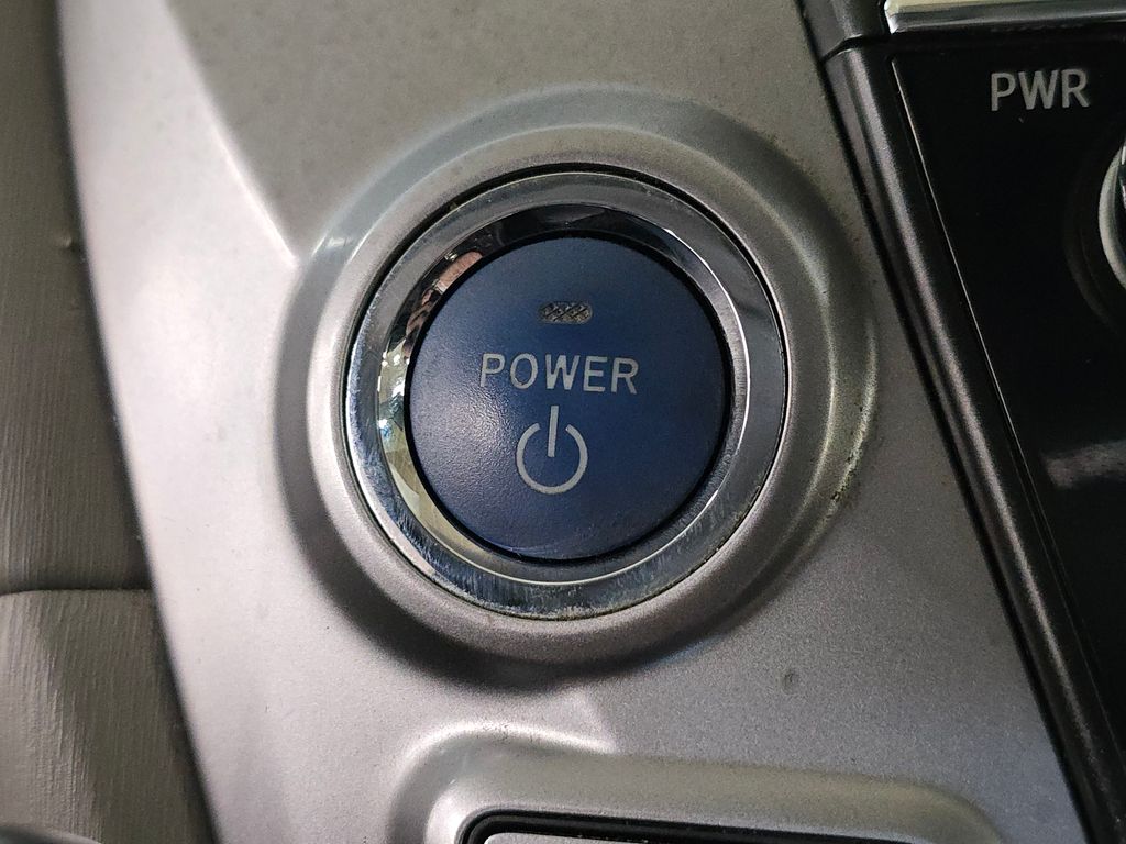 2015 Toyota Prius V Two photo 27