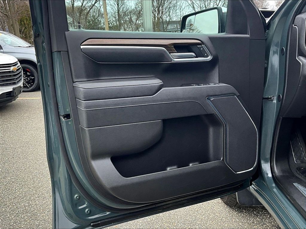 2025 Chevrolet Silverado 1500 — photo 9