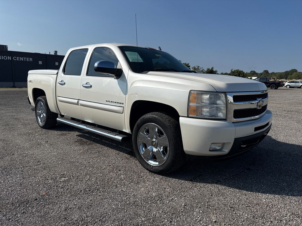 White Diamond Clearcoat 2011 Chevrolet Silverado 1500 Pickup Truck Four-Wheel Drive 6-Speed Automatic