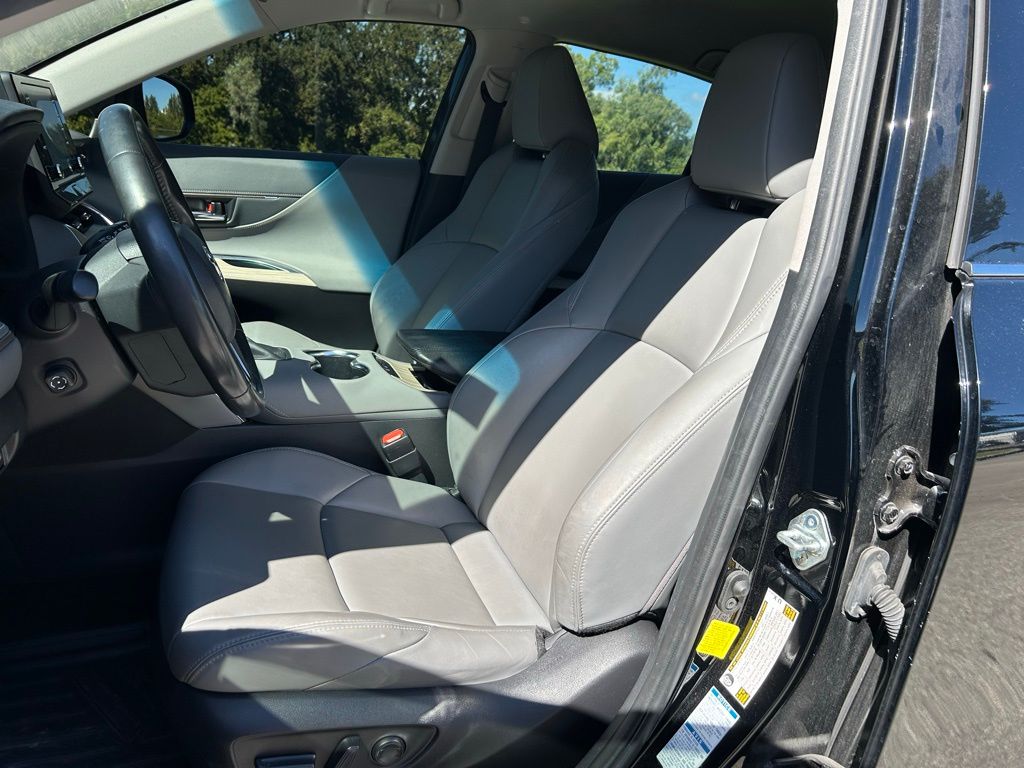 Thumbnail: 2022 Toyota Venza - 14