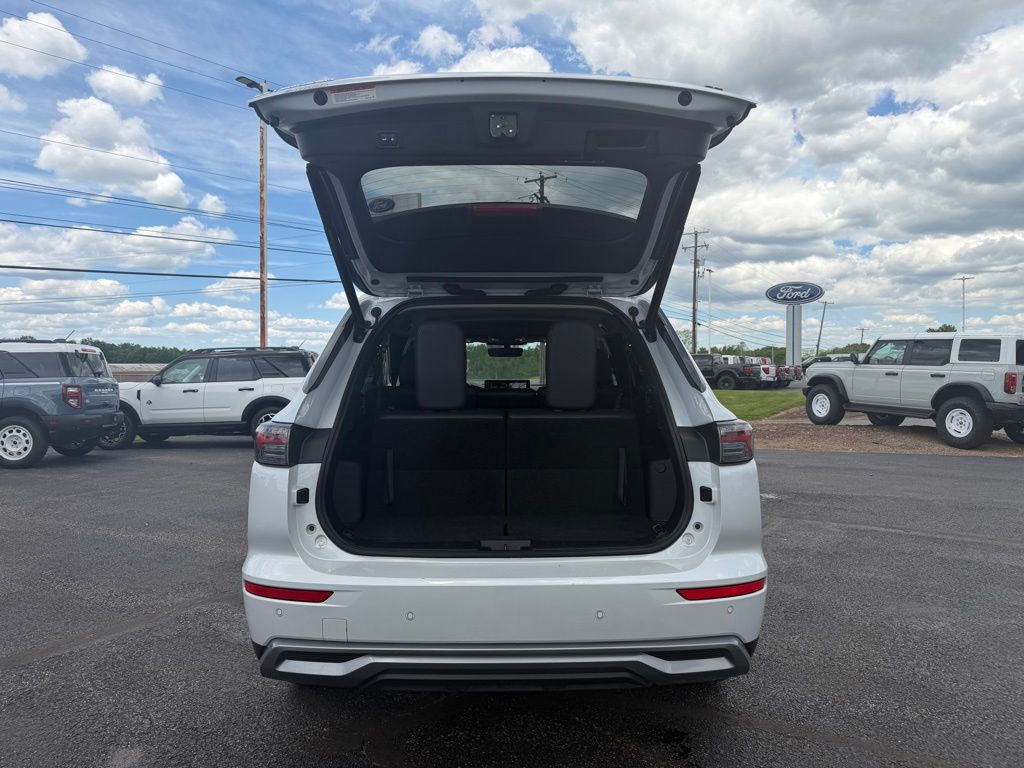 2025 Mitsubishi Outlander SE Silver at South Hills Kia
