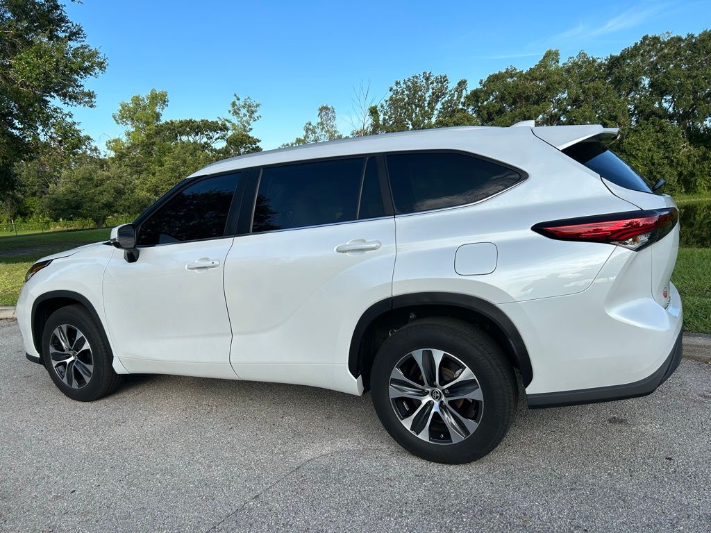 Thumbnail: 2023 Toyota Highlander - 3