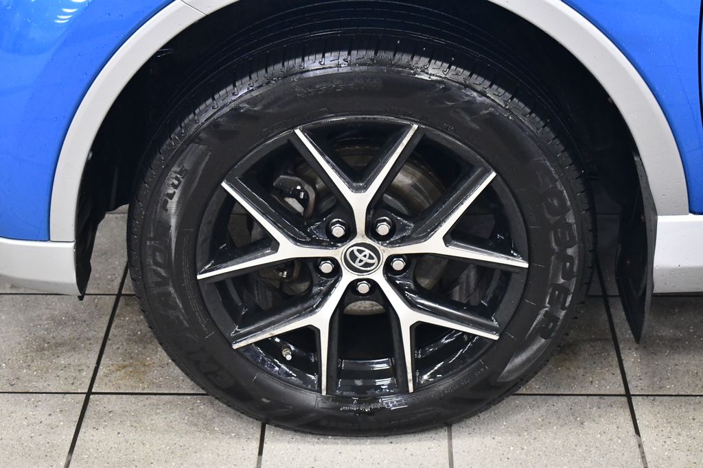 Thumbnail: 2018 Toyota RAV4 - 13