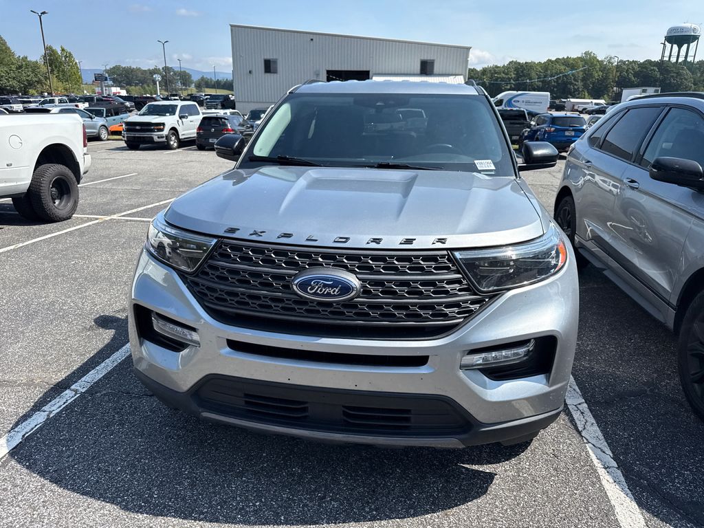 2024 Silver Metallic Ford Explorer XLT 4X4 SUV