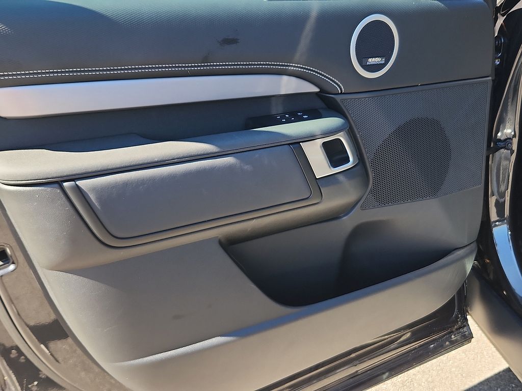 Thumbnail: 2026 Land Rover Discovery - 12