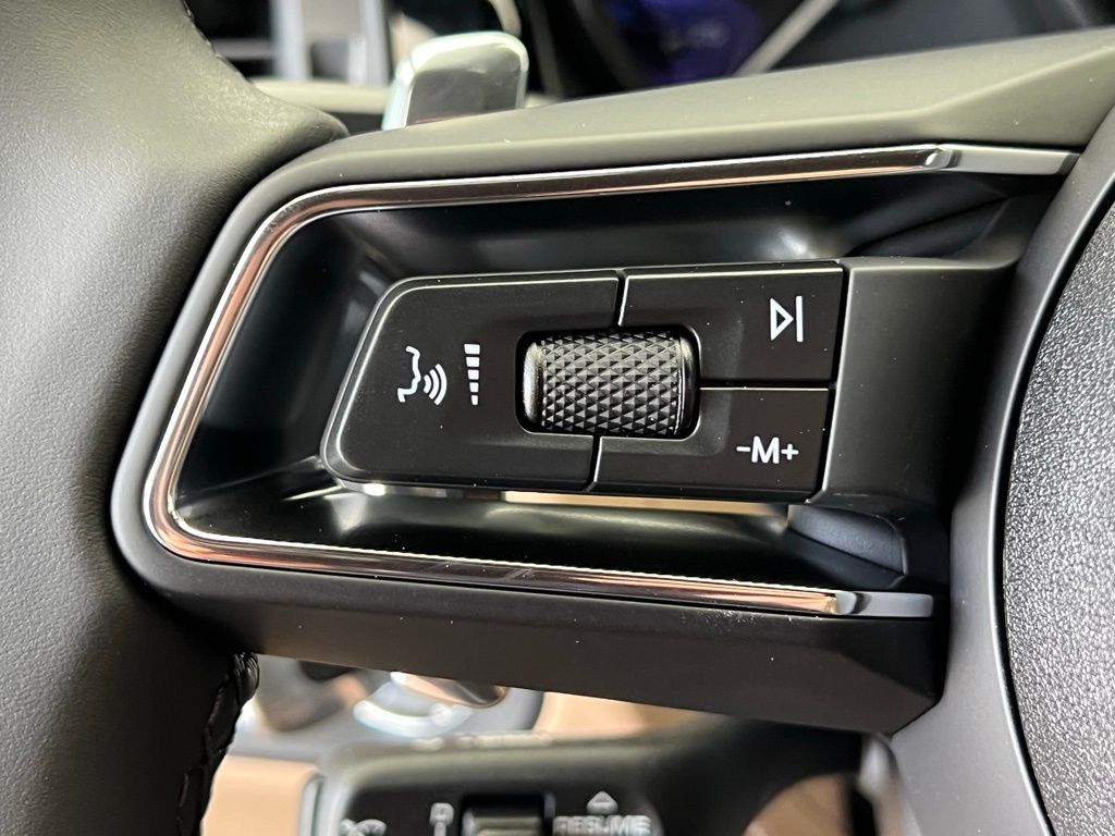 Thumbnail: 2025 Porsche Macan - 9