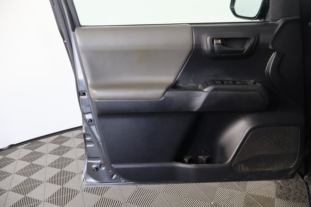 Thumbnail: 2019 Toyota Tacoma - 10