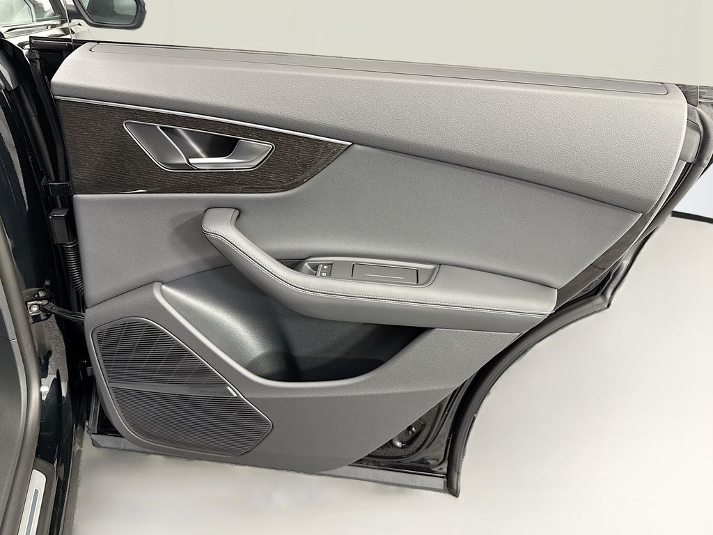 Thumbnail: 2026 Audi Q8 - 27