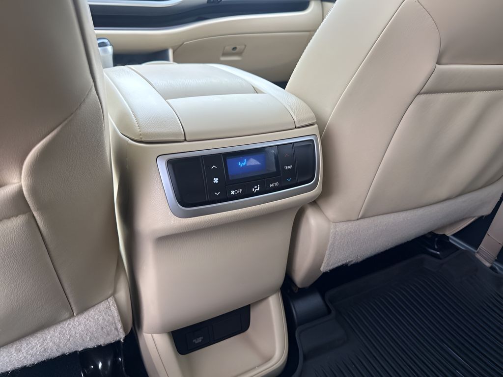 Used Car 2019 Toyota Highlander  Xle For Sale Under $25,000 In Austin, Texas