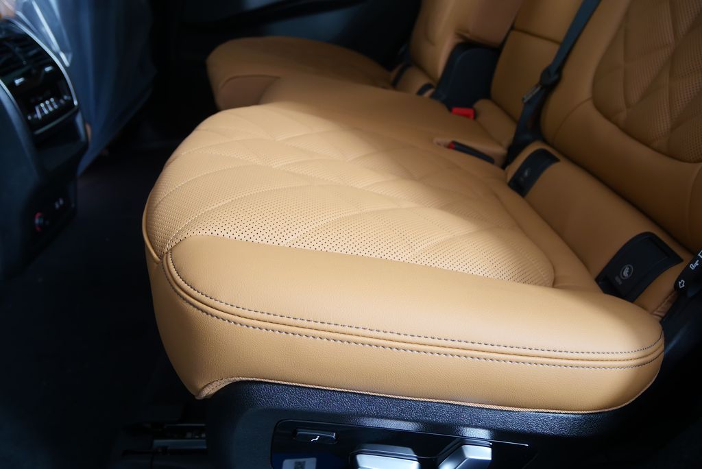Thumbnail: 2026 BMW X7 - 14