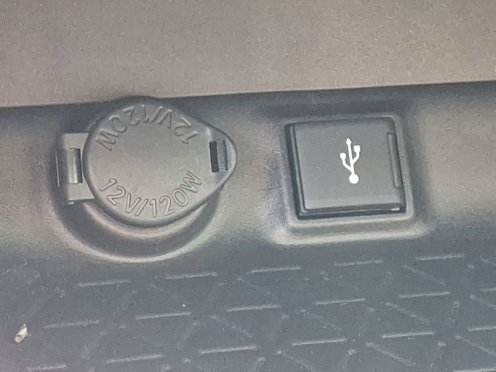 2021 Toyota RAV4 XLE 24