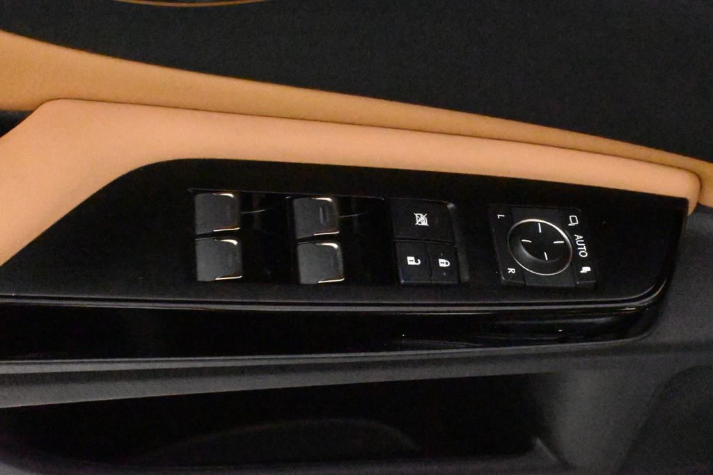 Thumbnail: 2022 Lexus ES - 32