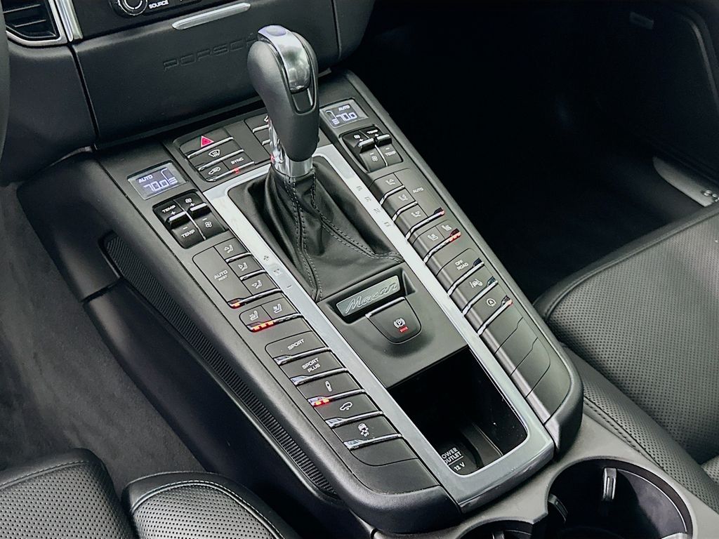 Thumbnail: 2017 Porsche Macan - 17