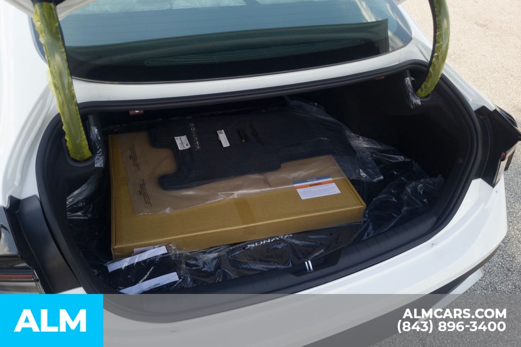 Used 2025 White Hyundai SE image 21