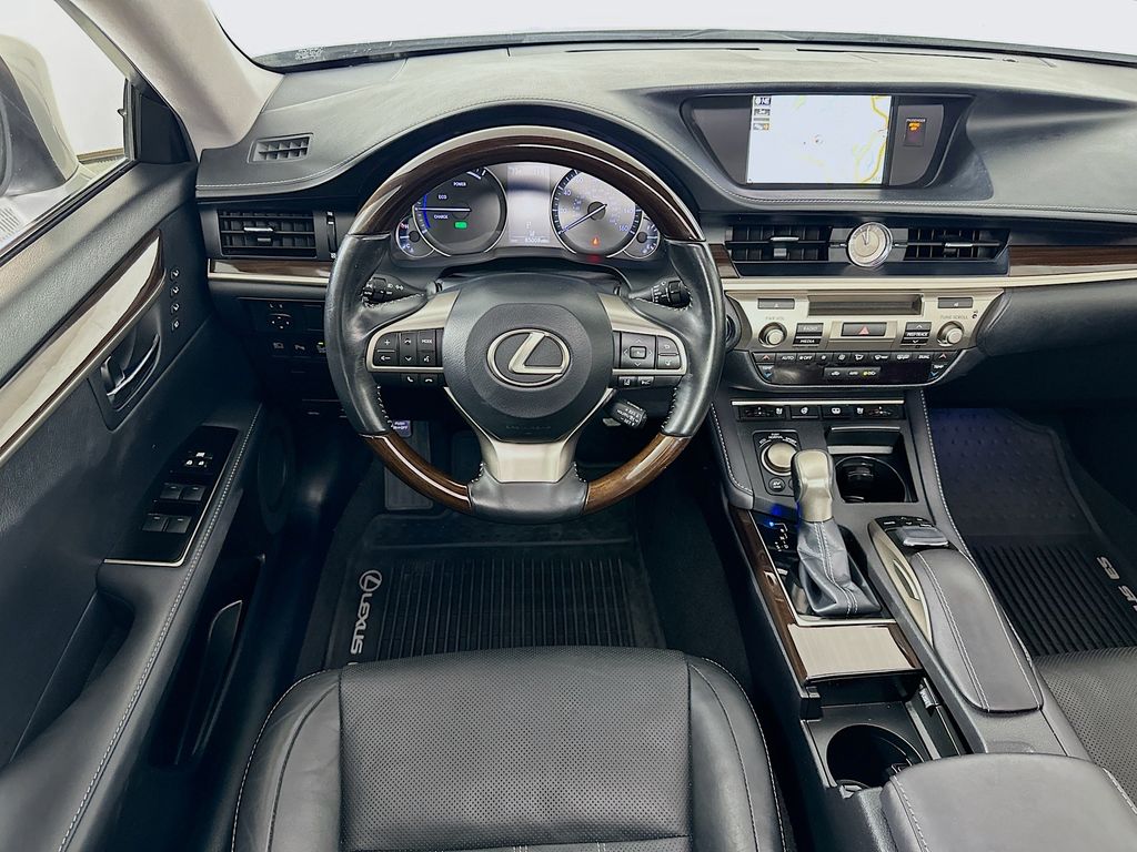 2017 Lexus ES Hybrid 300h 23