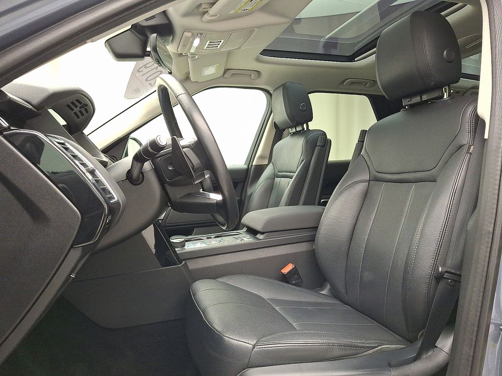 Thumbnail: 2019 Land Rover Discovery - 13