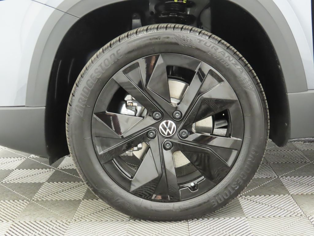 2025 Volkswagen Taos SE 31