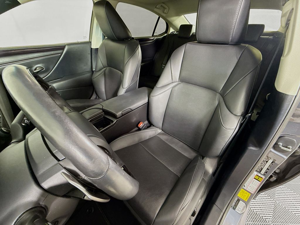 Thumbnail: 2020 Lexus ES - 21
