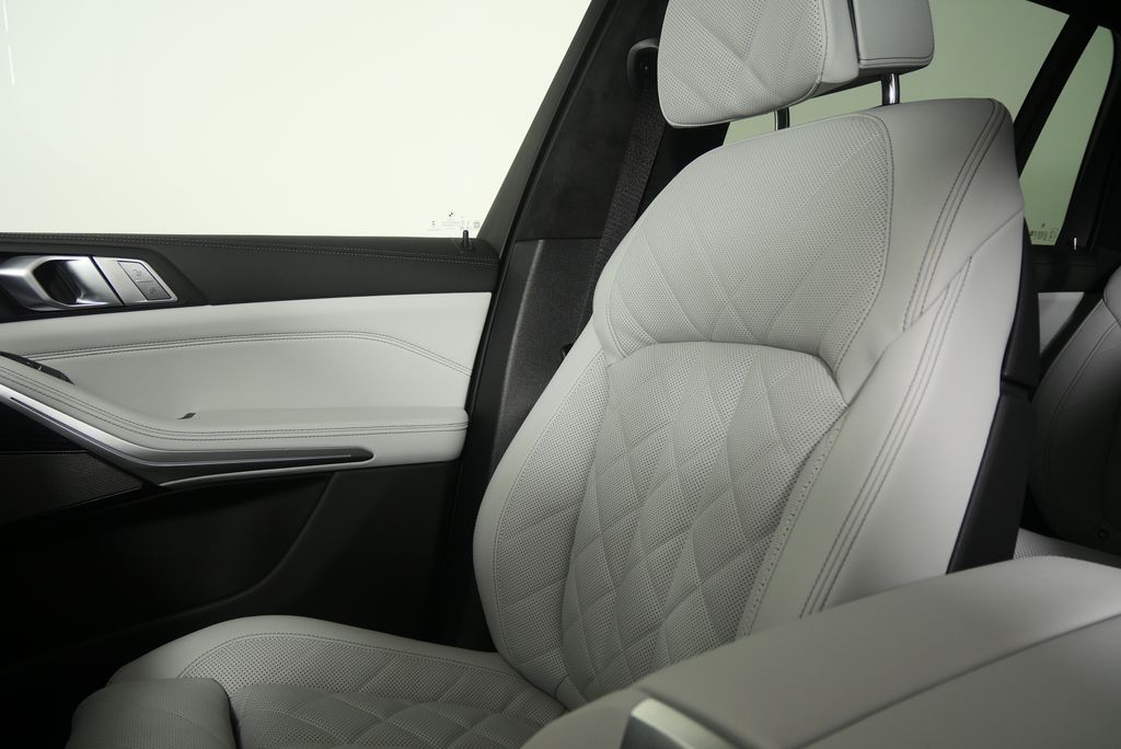 Thumbnail: 2027 BMW X7 - 24